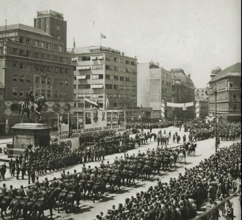 Zagreb, 9. svibnja 1945. godine. Prva vojna parada jedinica JA koje su sudjelovale u borbama za oslobođenje grada. Konjaničke jedinice prolaze Trgom